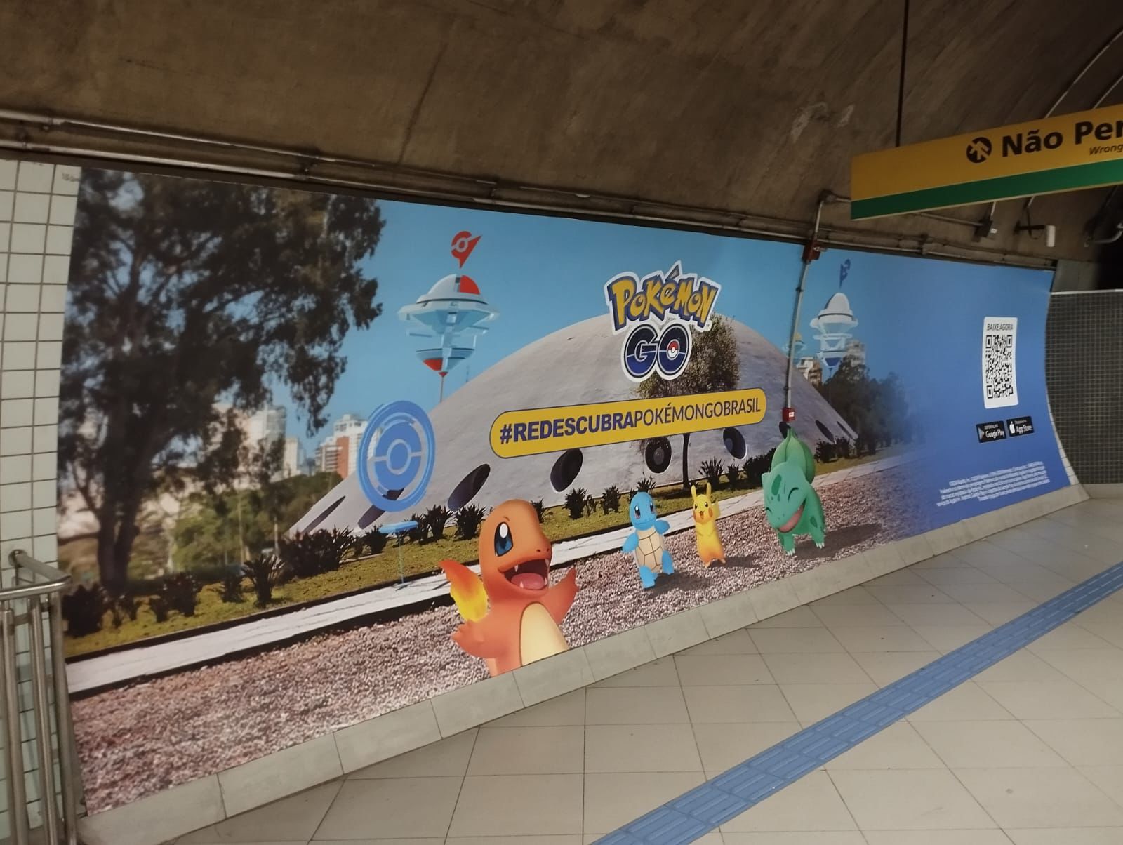 Campanha de mídia exterior de Pokémon GO no transporte público